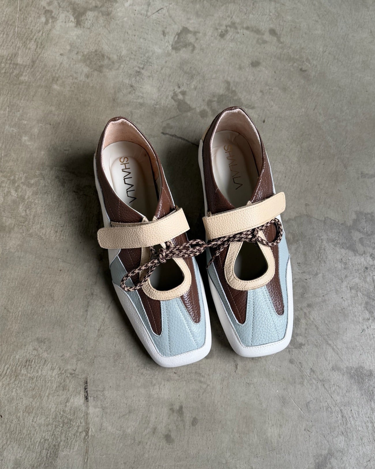 SNEAKERINAS CUERO CORDON