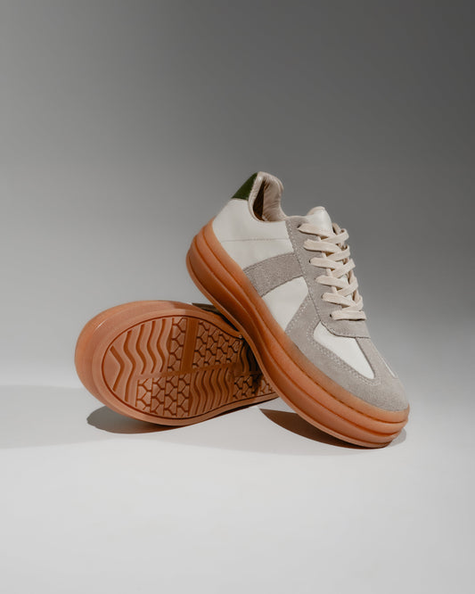 SNEAKERS GRIS Y BLANCO