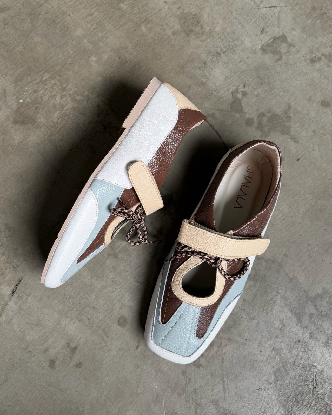 SNEAKERINAS CUERO CORDON