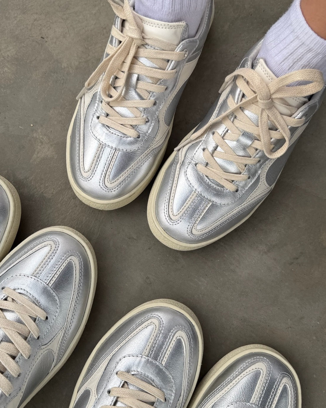 SNEAKERS PLATEADOS