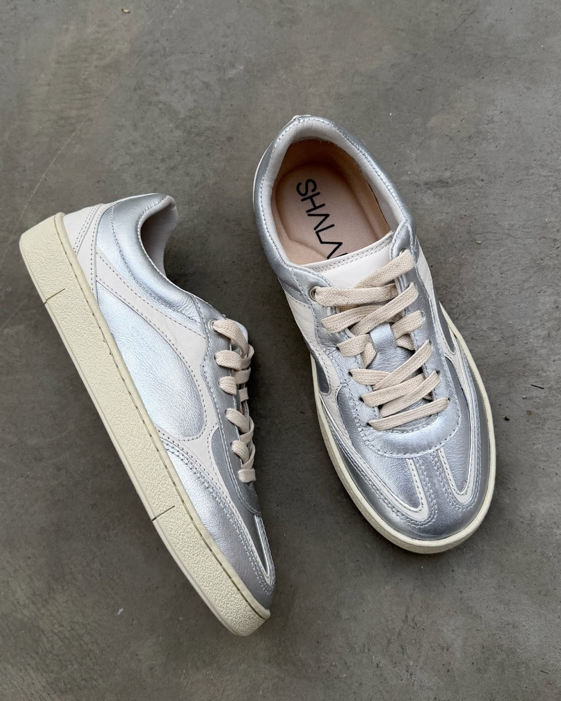SNEAKERS PLATEADOS