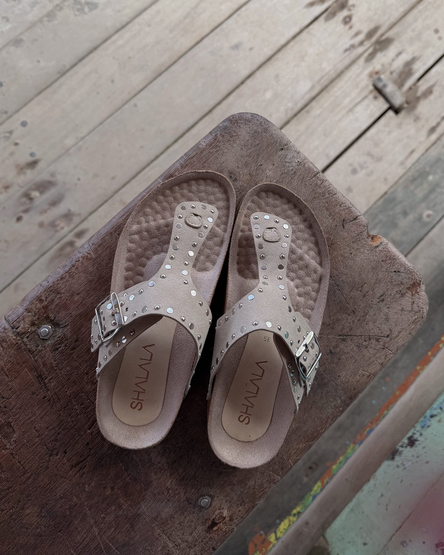 SANDALIA TACHES DEDO